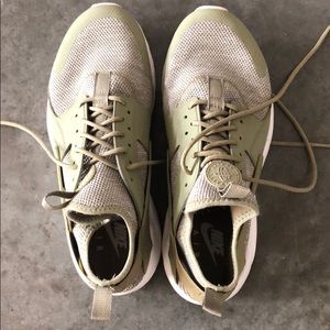 Men’s Nike Huarache in Olive/White size 9.5